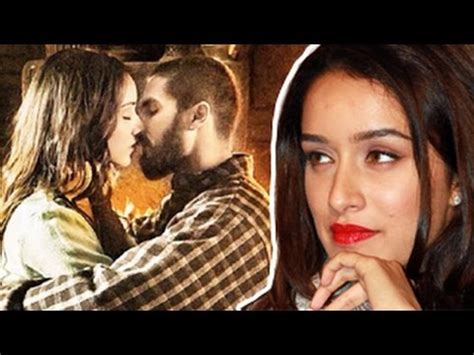 shraddha kapoor hot kiss|Shraddha was uncomfortable kissing Shahid Kapoor in Haider.